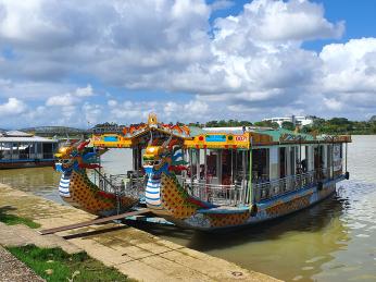 V centru a okolí Hue plují po Voňavé řece turistické "Dračí lodě"