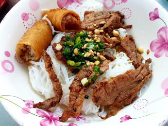 Rýžové nudle jsou například přílohou pokrmu bun thit nuong