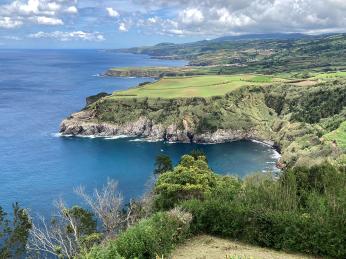 Výhled na severní útesy ostrova São Miguel z mysu Santa Íria