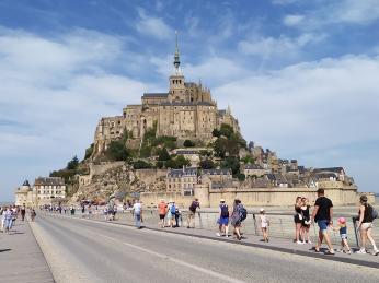 Opatství Mont Saint-Michel leží na 80 m vysokém přílivovém ostrově