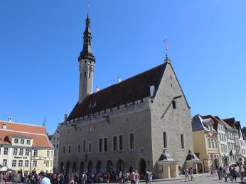 Jediná gotická radnice v severní Evropě stojí na Radničním náměstí v Tallinnu
