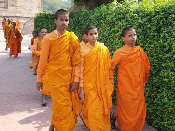 V Sarnáthu, posvátném buddhistickém místě, potkáte mnoho mladých mnichů