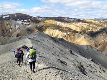 Na jednom z hřebenů během turistiky v pohoří Landmannalaugar