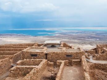 Pevnost Masada je postavena na okraji pouště s Mrtvým mořem na dohled