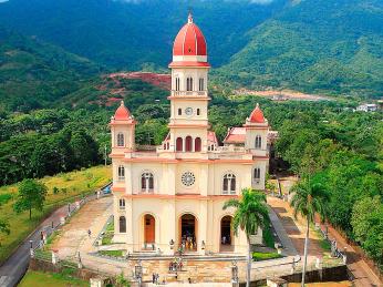 Nejznámější kubánská bazilika El Cobre zasvěcená Černé Madoně