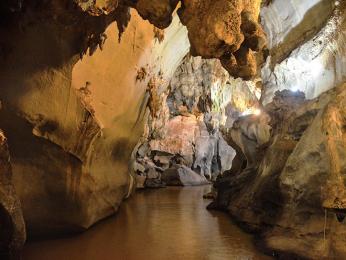 Jeskynní komplex Cueva del Indio je částečně přístupný pouze po vodě 