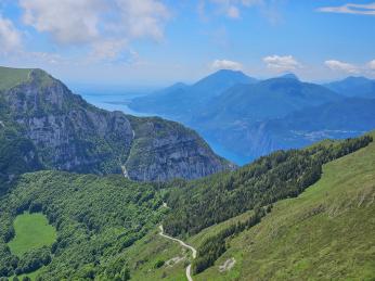 Travnaté vrcholky Monte Baldo s&nbsp;jezerem Lago di Garda v&nbsp;pozadí