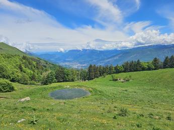 Sestup z&nbsp;vrcholů masivu Monte Baldo nabízí krásné výhledy do&nbsp;údolí