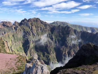 Výhled z&nbsp;masivu Pico Arieiro na horu Pico Ruivo (vlevo) a&nbsp;Achada do Teixeira