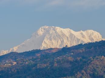 Pohled na&nbsp;masiv Annapuren a&nbsp;horskou vesnici Sarangkot 