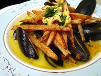 Velkou belgickou vášní jsou moules-frites (slávky a&nbsp;hranolky)