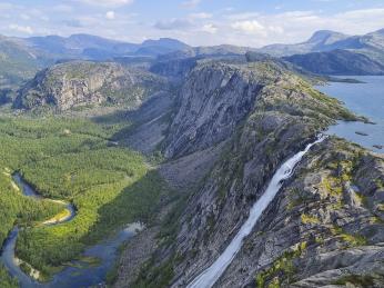 Mohutný vodopád Litlverivassfossen v národním parku Rago