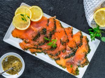 Filet ze syrového lososa gravlaks se nakládá do soli, cukru a kopru