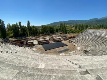 Amfiteátr v&nbsp;někdejším antickém městě Heraklea Linkestis