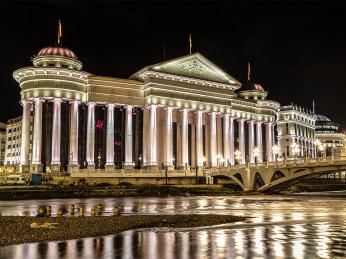 Noční procházka působivě osvětleným městem Skopje