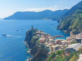 Kouzelný pohled na pobřežní vesničku Vernazza a středověkou hradební věž 