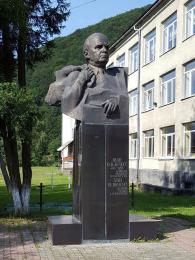 Busta Ivana Olbrachta před novou školou v Koločavě