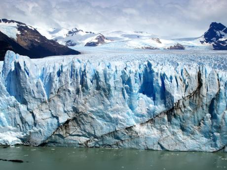 Detail až šedesát metrů vysoké hradby ledovce Perito Moreno