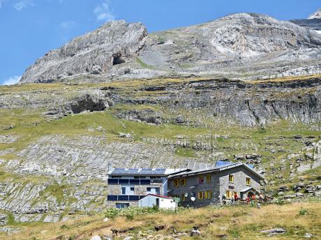 Chata Góriz pod vrcholem Monte Perdido