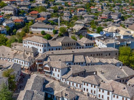 Městu Gjirokastër se díky břidlicovým střechám přezdívá "město bílých střech"