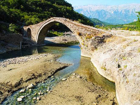 Turecký most Kadiu v národním parku Bredhi i Hotovës