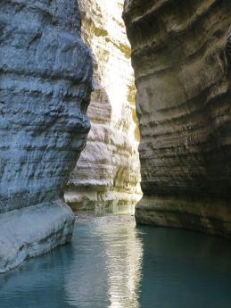 Kaňon řeky Lengaricë je až 100 m vysoký