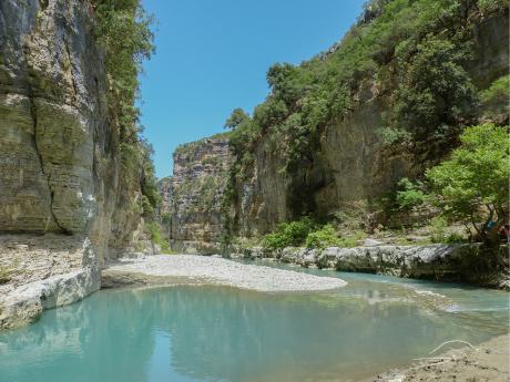 Řeka Osum v kulisách vápencových skal 