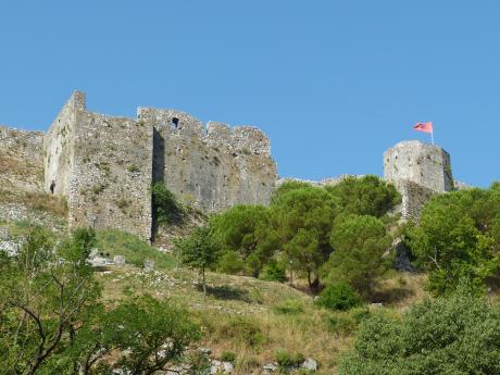 Mohutné hradby pevnosti Rozafa