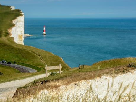 Maják pod bílými útesy Beachy Head
