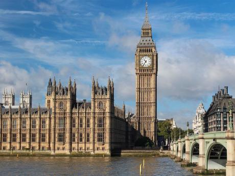 Big Ben - 96,3 metru vysoká věž patří k budovám parlamentu