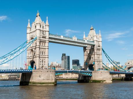 Nedaleko Toweru se nachází proslulý zvedací most Tower Bridge