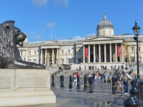 Na severní straně Trafalgar Square se nachází budova Národní galerie