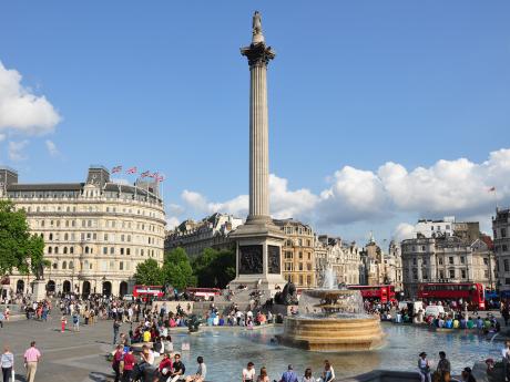 Dominantou Trafalgar Square je Nelsonův sloup
