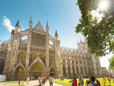 Vstupní portál slavné katedrály Westminster Abbey