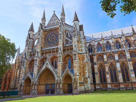 Vstupní portál slavné katedrály Westminster Abbey