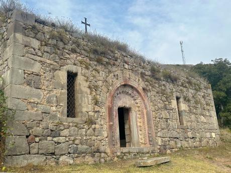 Kostel sv. Tadeáše v Chndzoresku má krásný reliéfní vstupní portál