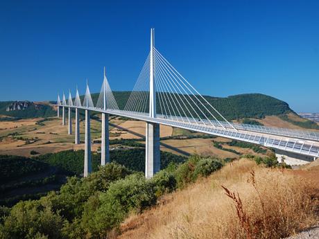 Dálniční viadukt u města Millau je dílem proslulých architektů