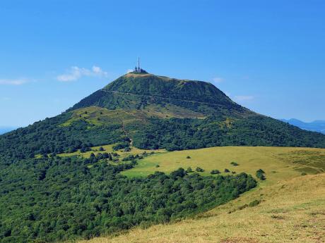 Le Puy-de-Dôme je nejstarší a zároveň nejstrmější sopkou masivu Dôme