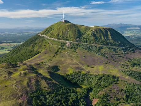 Le Puy-de-Dôme je nejstarší a zároveň nejstrmější sopkou masivu Dôme