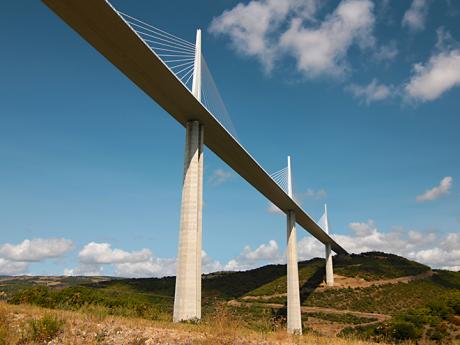Viadukt Millau podpírá sedm mohutných pilířů