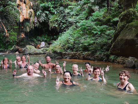 Koupání v termálních pramenech Caldeira Velha s průměrnou teplotou 35 °C