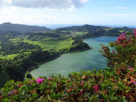 Zelení obklopené jezero Lagoa das Furnas