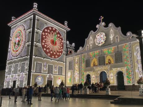 Osvětlený kostel v Ponta Delgadě u příležitosti svátku Dia do Santo Cristo