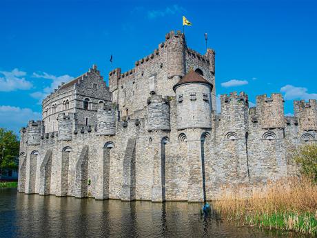 Mohutný hrad Gravensteen vévodí Gentu