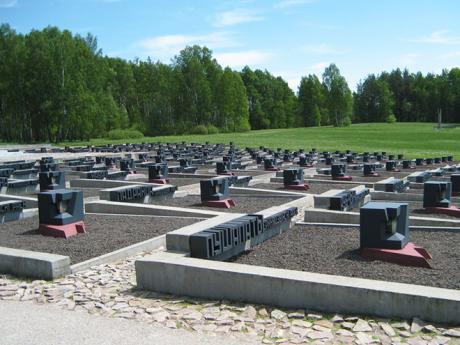 Památník v Chatyni připomíná válečné činy spáchané v Bělorusku