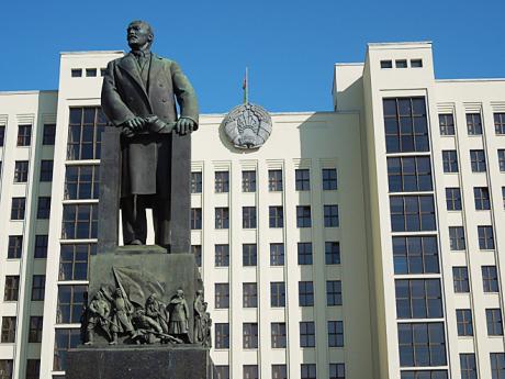 Budova běloruského parlamentu na Říjnovém náměstí v centru Minsku