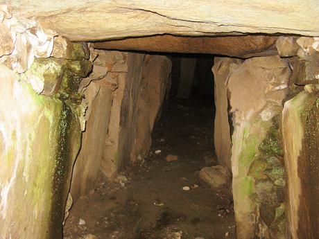 Chodba prehistorického cairnu Barnenez