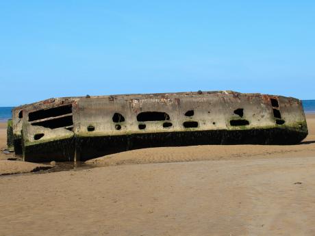 Zbytky pontonových mostů v Arromanches