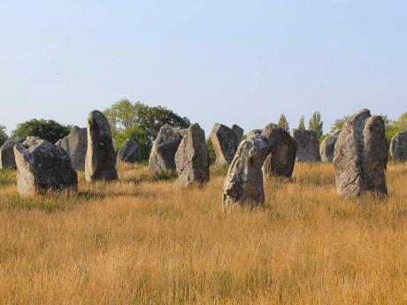 Carnac je významná megalitická lokalita