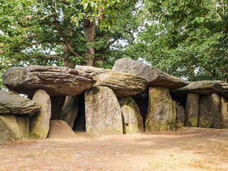 Skála víl, prehistorická megalitická stavba z 42 nepravidelných kamenných bloků  